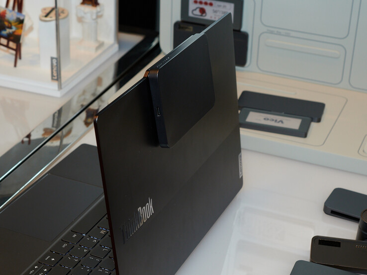 Eine Powerbank am Magic-Bay-Anschluss. (Foto: Andreas Sebayang/Notebookcheck.com)