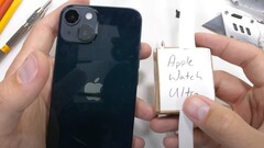 Zusammen mit einer Apple Watch Ultra Attrappe tritt das internationale Apple iPhone 14 mit SIM-Slot zum JerryRigEverything Durability-Test an.