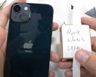 Zusammen mit einer Apple Watch Ultra Attrappe tritt das internationale Apple iPhone 14 mit SIM-Slot zum JerryRigEverything Durability-Test an.