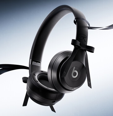 Die Beats x Jennie Kopfhörer werden mit abnehmbaren Schleifen und einem verzierten Ohrpolster geliefert