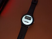 Die Lige-Smartwatch von Aliexpress auf dem Tisch