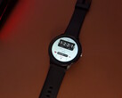 Die Lige-Smartwatch von Aliexpress auf dem Tisch