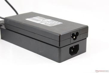 180-W-Netzteil des Blade-15-Basis-Modells (oben) vs. 200-W-Netzteil des Profi-Modells (unten)