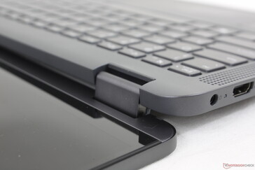 Die Scharniere halten das Display in allen Öffnungswinkeln gleich gut fest.