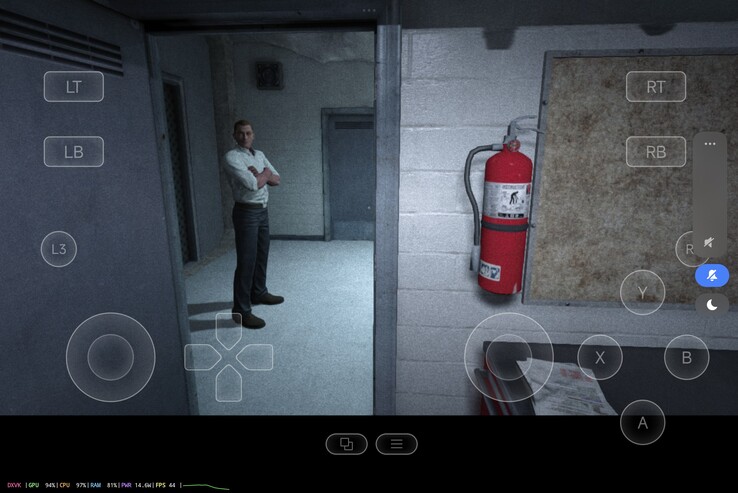 Im Game Overlay unten links sieht man, dass das Spiel Outlast auch auf mehr als 40 FPS kommen kann (Screenshot: Marc Zander, Notebookcheck)