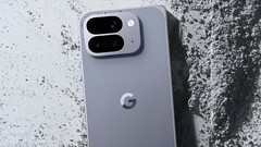 Google wirbt mit IP68-Zertifizierung für das staub- und wasserresistente Pixel 10 Pro Fold, in den Fußnoten wird aber dennoch vor beidem gewarnt. (Bildquelle: Google)