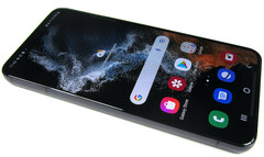 Das noch bis Android 16 unterstützte Samsung Galaxy S22 kostet heute nur 389 Euro (Bild: Manuel Masiero)
