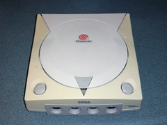 Ein Bild einer vergilbten Sega Dreamcast Konsole (Bildquelle: Tech Tangents YT)