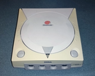 Ein Bild einer vergilbten Sega Dreamcast Konsole (Bildquelle: Tech Tangents YT)