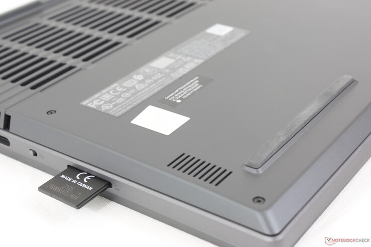 Vollständig eingelegte SD-Karte ragt um mehr als die Hälfte ihrer Länge heraus, was einen unsicheren Transport ermöglicht