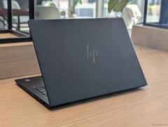 Der große Akku, das niedrig auflösende 60Hz-IPS-Display und die sparsame Lunar Lake-CPU tragen zur langen Laufzeit des HP EliteBook bei (Bildquelle: Notebookcheck)