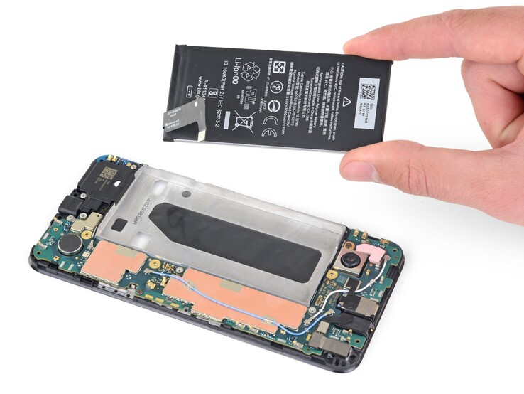 Den Akku des Google Pixel 4a selbst zu tauschen kann laut iFixit rund zwei Stunden Arbeit in Anspruch nehmen. (Bildquelle: iFixit)