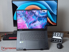 Gigabyte Gaming A16 Pro neben dem Stream Deck+