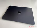 Das Apple MacBook Air M2 in Mitternachtsblau soll leider nicht sonderlich resistent gegen Kratzer sein (Bild: Notebookcheck)
