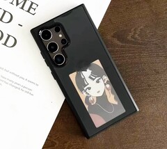 Das E-Ink-Display dieser Schutzhülle wird über NFC mit Strom versorgt. (Bild: Samsung)