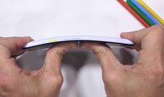 Durchaus biegsam aber trotzdem widerstandsfähig: Das Google Pixel 3a.