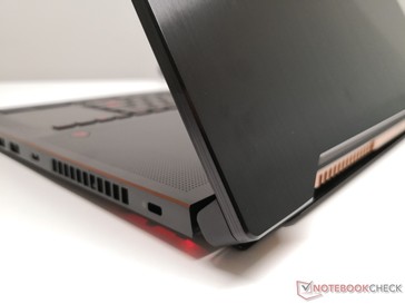 Das Display erhält optional eine Pantone Validierung