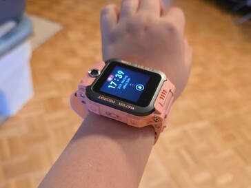 Die imoo Watch Phone Z7 am Arm eines Sechsjährigen