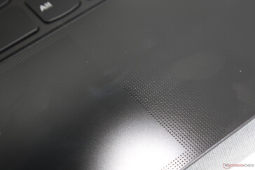 Das Clickpad hat im Gegensatz zur umgebenden Handballenablage keine glänzende Punktestruktur. Das Clickpad hat eine gute Größe (10,5 x 6,5 cm)