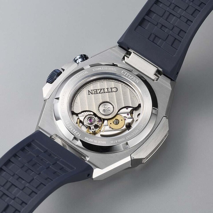 Das Automatikwerk Kaliber 9051 von Citizen ist durch den transparenten Gehäuseboden zu sehen.