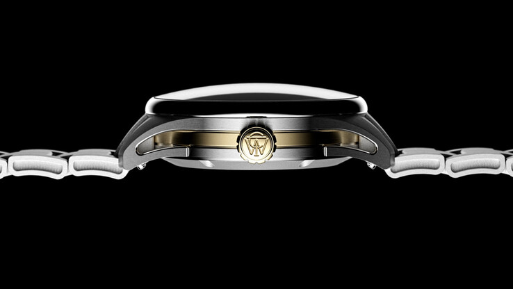 Seitenansicht der Timex Atelier GMT Première M1a mit gewölbtem Saphirglas, Edelstahlgehäuse und goldfarbener Mittelpartie.