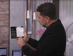 Surface-Boss Panos Panay demonstriert die Voreile des Surface Duo in einem sehr detaillierten Pressevideo.