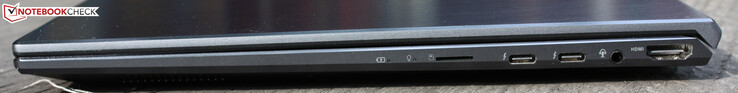 Rechts: Card Reader: Micro SD, 2 Thunderbolt USB 3.2 Gen 2x2, 3.5mm Combo Audio Jack, HDMI 2.0b