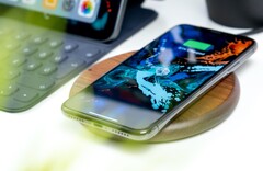 Das Apple iPhone 12 könnte durch ein cleveres Upgrade deutlich komfortabler drahtlos geladen werden können. (Bild: Daniel Korpai, Unsplash)