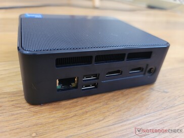 Hinten: Gigabit RJ-45, 2x USB 3.0, 2x HDMI 2.0, Netzanschluss