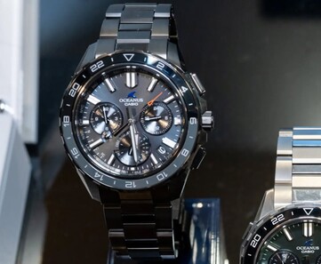 Die schwarze Casio Oceanus OCW-P3000-Uhr, von vorne betrachtet, mit ihrem DLC-beschichteten Gehäuse, dem schwarzen Zifferblatt und der 24-Stunden-Lünette.