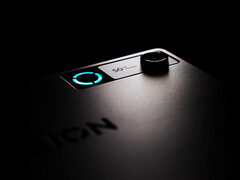 Das Y700 Gen 5 Gaming-Tablet bietet die Möglichkeit, iOS-Geräte miteinander zu verbinden. Im Bild: ein Promo-Bild, das einen Teil der Rückseite des Tablets zeigt.