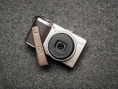 Die Ricoh GR III Diary Edition kommt in einem speziellen Farbton mit exklusiver Handschlaufe und Tasche. (Bild: Ricoh)