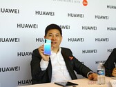 Der Huawei Mobile-Boss Richard Yu stellt sich Fragen der versammelten Journalisten.