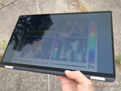 Im Freien and einem hellen, bewölkten Tag