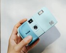 Die Kodak EC35 wird als besonders günstige, analoge Kompaktkamera vermarktet.