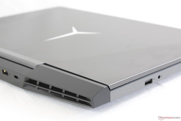 Die hinteren, an ein Düsentriebwerk erinnernden Lüftungsschlitze verleihen dem Notebook einen Gaming-Look und verbessern den Luftstrom auf Kosten von Größe und Gewicht