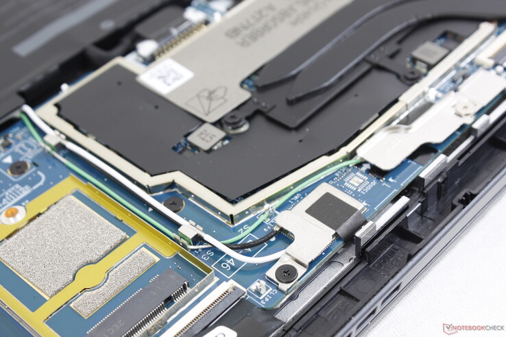 Das WLAN-6E-Modul ist nicht austauschbar. Da unser Testgerät keine WAN-Antennen beinhaltet, können wir nicht einmal unser eigenes WAN-Modul einbauen.