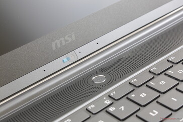 Statt oben findet die Webcam im unteren Displayrand ihren Platz