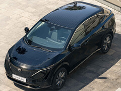 Der vollelektrische Nissan Ariya mit seiner XL-Solarfläche aus 480 speziell angepassten Solarzellen auf dem Clean Energy Day 2026 (Bild: Nissan).