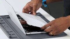 Der Microsoft Surface Laptop SE lässt sich vergleichsweise einfach reparieren. (Bild: Microsoft)
