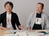 Shigeru Miyamoto und Takashi Tezuka mit T-Shirts zum 30. Jubiläum von Super Mario Bros.