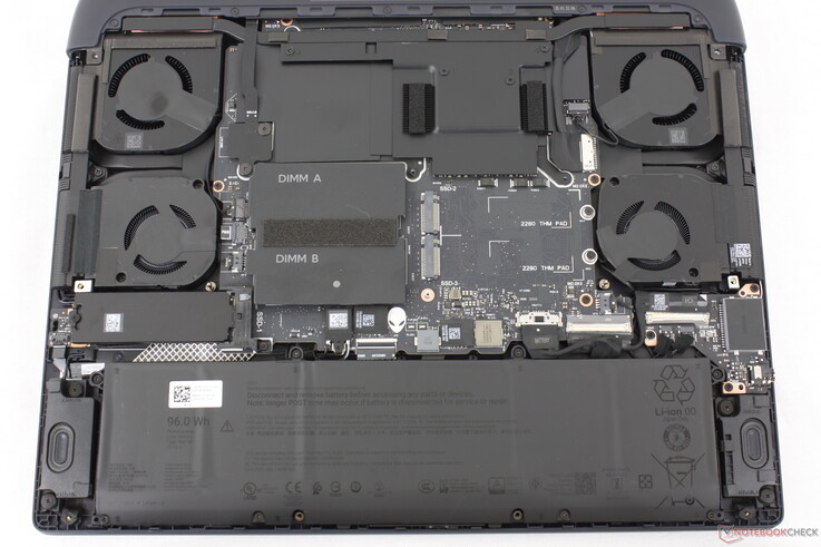 2025 Alienware 16 Area-51 zum Vergleich. Es gibt keine größeren Änderungen bei den Innereien