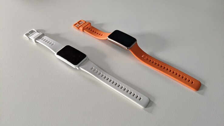 Links: Honor Watch ES in der Farbe Icelandic White, rechts: Huawei Watch Fit in Cantaloupe Orange