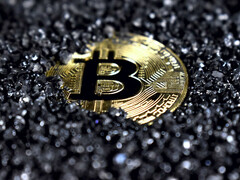 Kryptowährungen: Bitcoin mit Allzeithoch, Bitcoin-Boom schießt Krypto-Markt in Rekordhöhen.