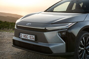 Der neue Toyota bZ4X (Bild) kommt 2026 mit bis zu 569 km Reichweite und einer Allrad-Leistung von 343 PS (Bild: Toyota).