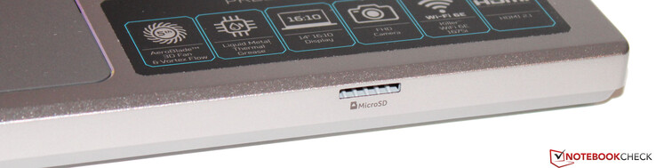 An der Vorderseite befindet sich der Speicherkartenleser (MicroSD).
