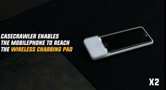 Dank CaseCrawler kann sich das Smarthpone selbständig auf einem Qi-Ladepad positionieren. (Bild: SNU BioRobotics Lab / YouTube)