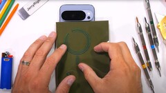 Erstes Android-Flaggschiff eines größeren Herstellers mit integrierten Magneten: Der Google Pixel 10 Pro XL Durability-Test macht sie sichtbar. (Bildquelle: JerryRigEverything)