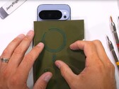Erstes Android-Flaggschiff eines größeren Herstellers mit integrierten Magneten: Der Google Pixel 10 Pro XL Durability-Test macht sie sichtbar. (Bildquelle: JerryRigEverything)