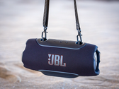 Der JBL Xtreme 5 kommt mit praktischem Tragegurt.